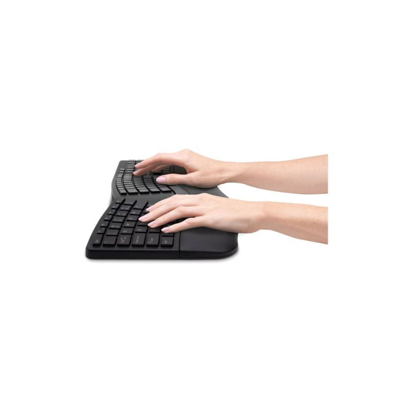 Manos apoyadas sobre el reposamuñecas del teclado ergonómico Kensington Pro Fit en uso